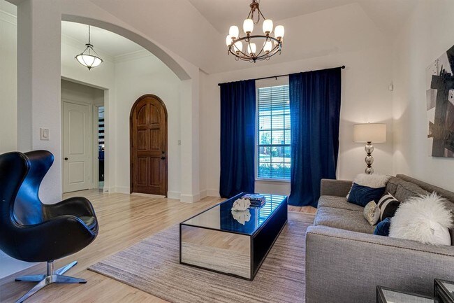 Foto del edificio - 708 Crater Lake Cir