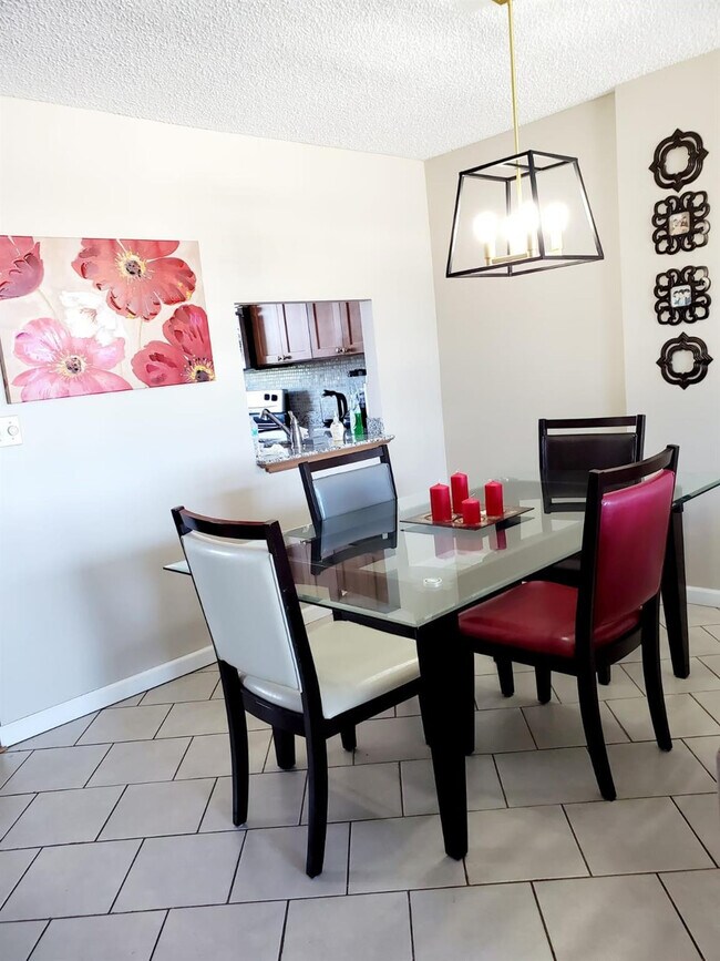 Building Photo - 120 Royal Pk Dr