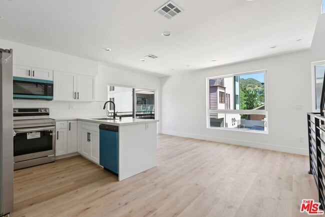 Building Photo - 2113 Holly Dr