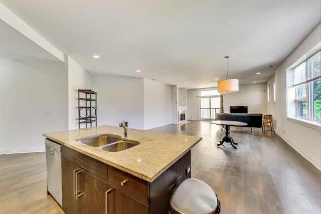 Foto del edificio - 5771 N Ridge Ave