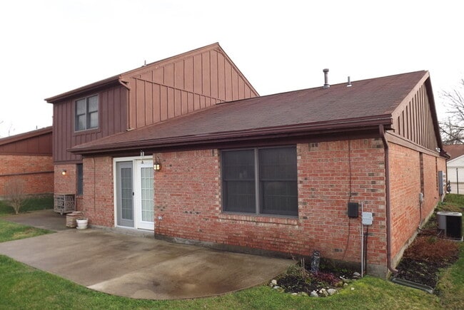 Building Photo - Beavercreek 2 Bed 1.5 Bath Condo!