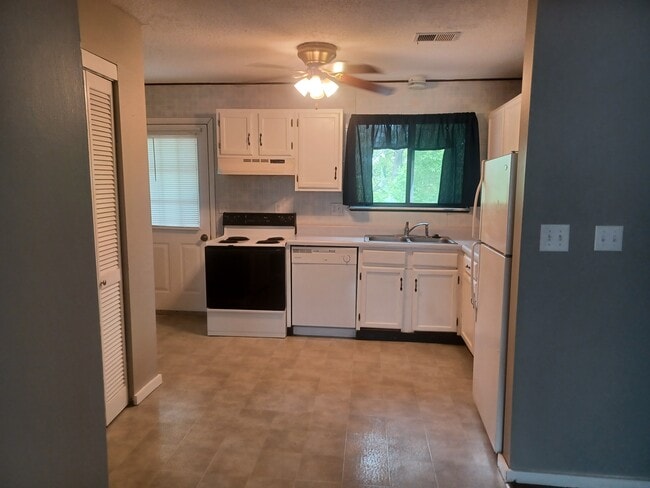 Foto del edificio - 3303 Cassidy Rd