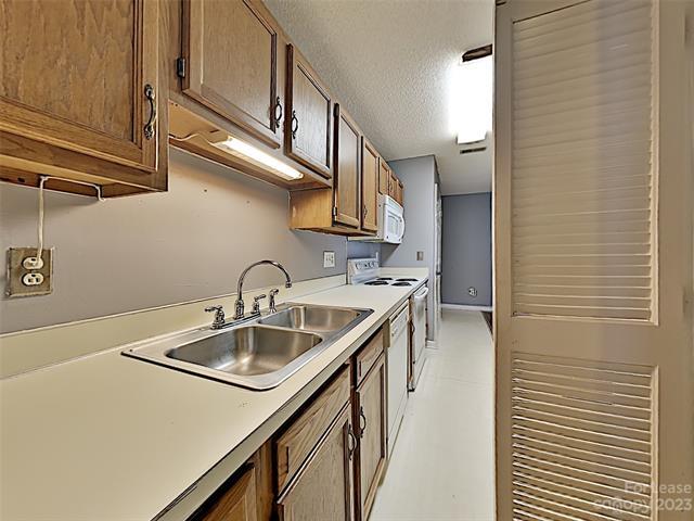 Building Photo - 6203 Rosecroft Dr