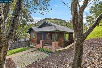 Building Photo - 261 Castle Hill Ranch Rd