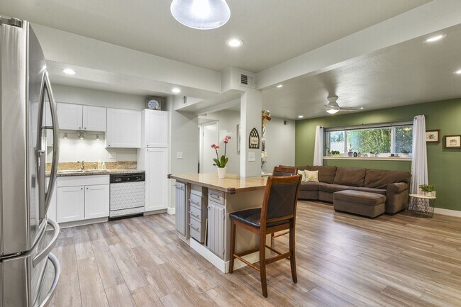 Foto del edificio - Updated 2B/1B Condo in The Cottonwood Vill...