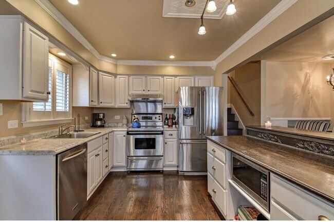 Building Photo - Perfect 3 Bedroom & 2 Bathroom Rental in H...