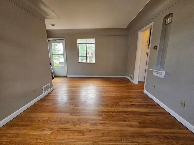 Building Photo - Berkeley/Highlands 1 Bed 1 Bath Duplex - Beautiful Hardwood Floors - Garage - Fenced Yard