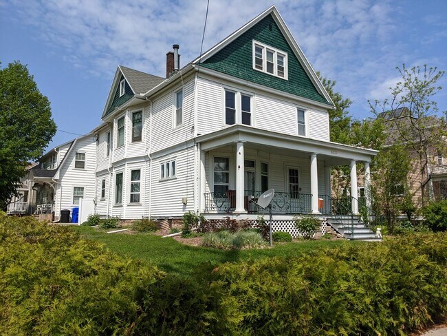 Foto del edificio - Large 5 Bedroom Home