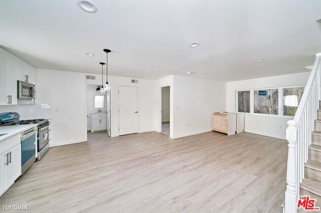 Building Photo - 3 br, 1.5 bath House - 832 1/2 S Norton Av...