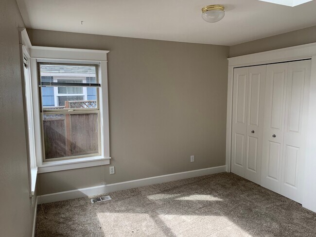 Foto del edificio - Charming 2-Bedroom + Bonus Room Home in De...