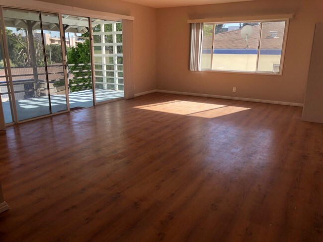 SALA DE ESTAR Y BALCÓN - 2119 1/2 S Beverly Glen Blvd