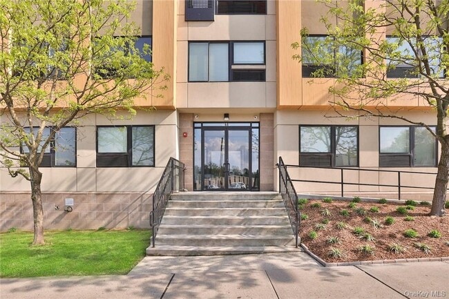 Building Photo - 68 Lake St