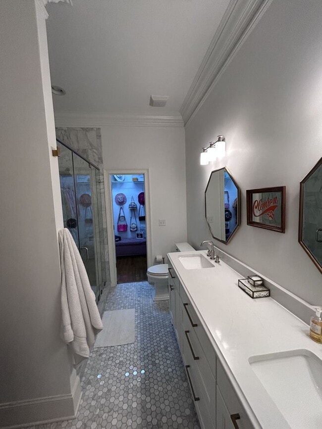 Foto del edificio - 212 Village Walk Ln