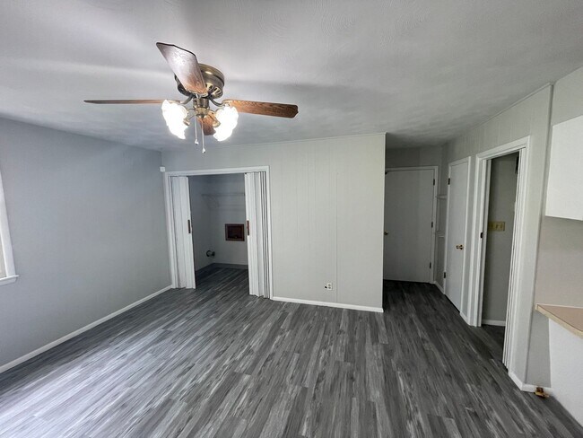 Building Photo - Beautiful 3 bedroom 1.5 bath waiting for you to call home .