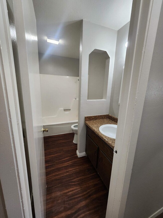 Foto del edificio - 6916 Pondsdale Ln