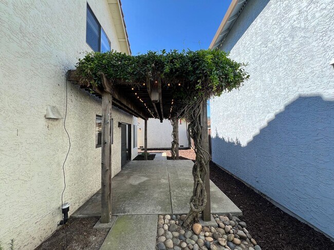 Building Photo - 3BD/2BA Home w/ Bonus Room - Available Now!