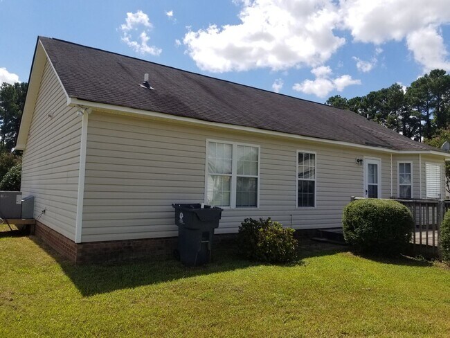 Foto del edificio - 3 BR/2BA | Newly Renovated Single Family Home | Large yard | In Benson NC !