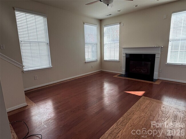 Foto del edificio - 7549 Bluff Point Ln
