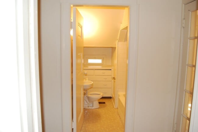 Building Photo - AVAILABLE AUGUST 1, 2026 - Charming 1st. F...