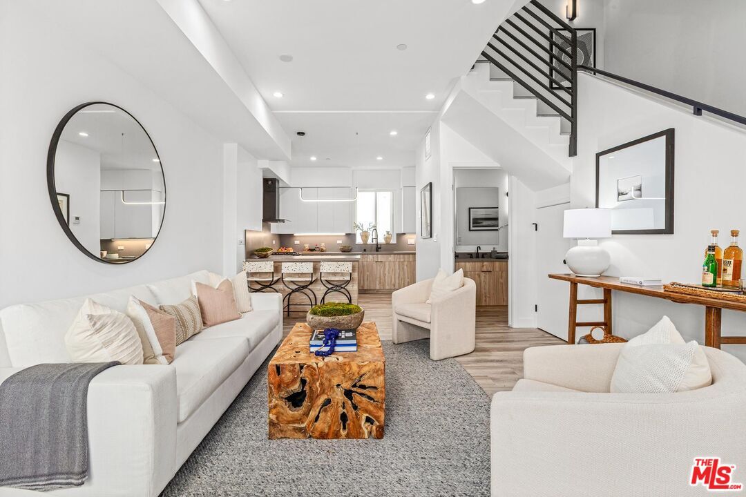 Foto principal - 4914 S Centinela Ave