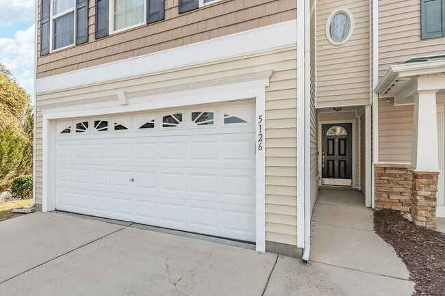 Foto del edificio - Spacious, end-unit townhome in North Raleigh!