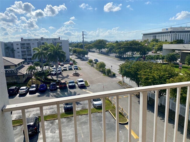Foto del edificio - 8145 NW 7th St