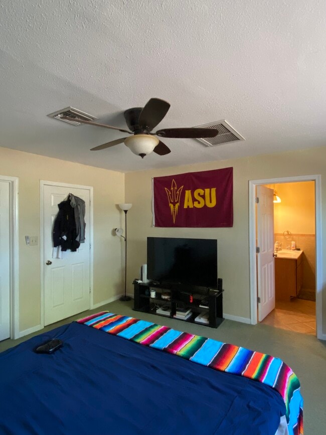 Building Photo - 708 E Broadway Ln