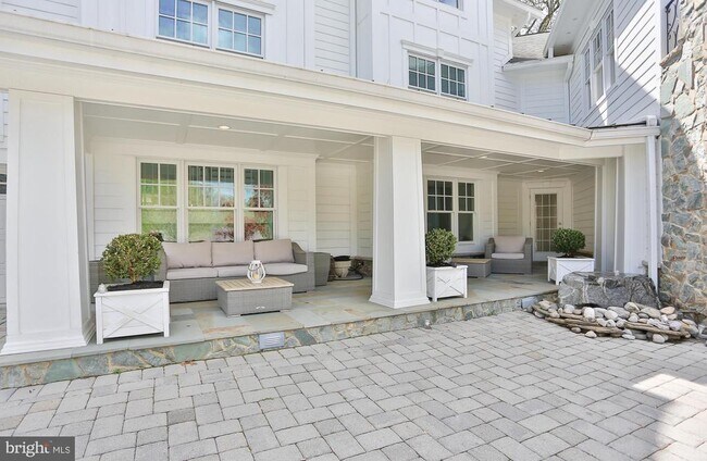 Foto del edificio - 6329 Linway Terrace