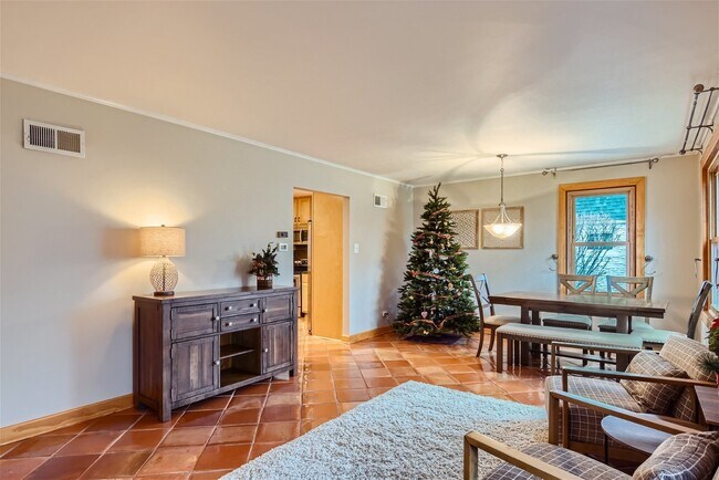 Building Photo - 425 E Rockland Rd