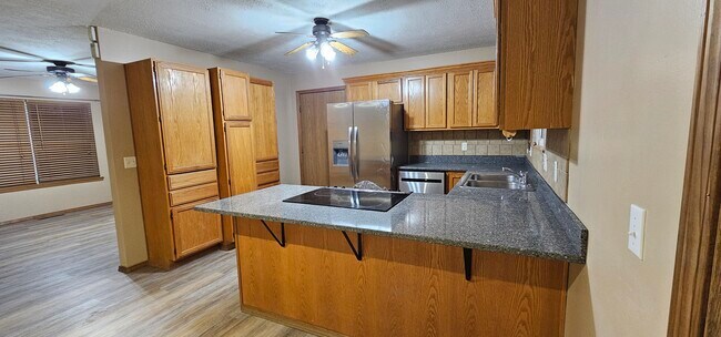 Foto del edificio - 8660 Brookside Cir