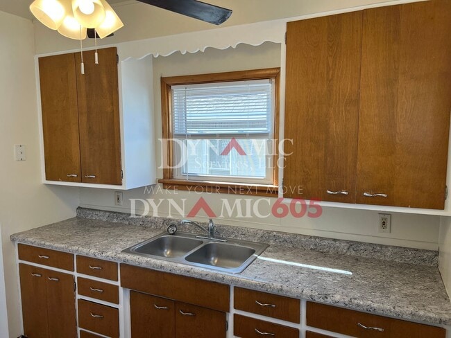 Building Photo - 4+BD/2 BATH HOUSE NEAR AUGUSTANA & USF with Garage