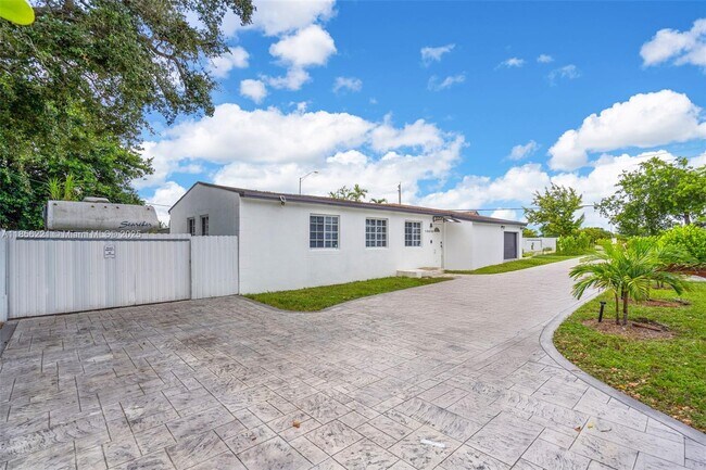 Foto del edificio - 13470 NW 16th Ave