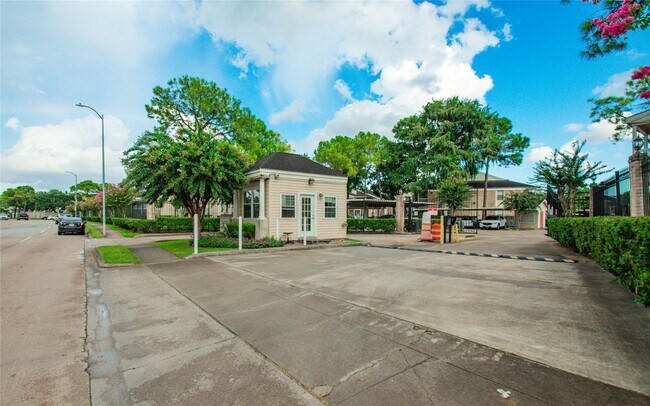 Building Photo - 2750 Holly Hall St