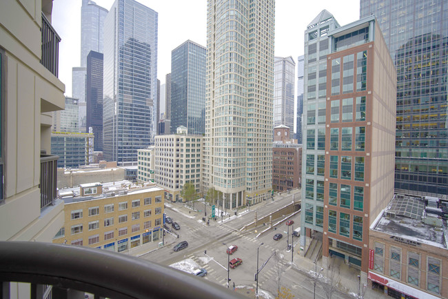 Building Photo - 400 N LaSalle Dr