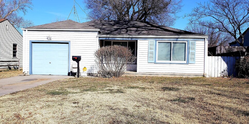 Primary Photo - 2924 E Clover Ln