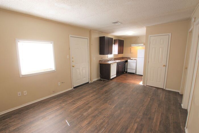 Foto principal - Available Now! 2 Bedroom, 1 Bath (Plus Bon...