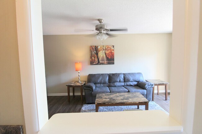Foto del edificio - 1319 Bradley Dr