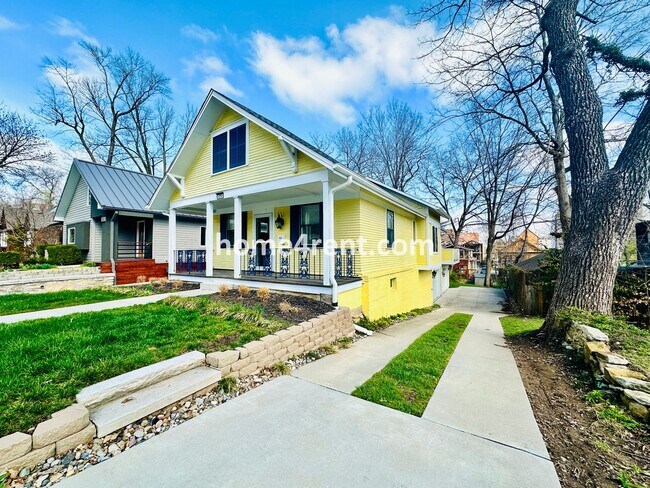 Foto del edificio - Charming Home Near Country Club Plaza w/ Gorgeous Updates, Wood Floors and a Two Car Garage!