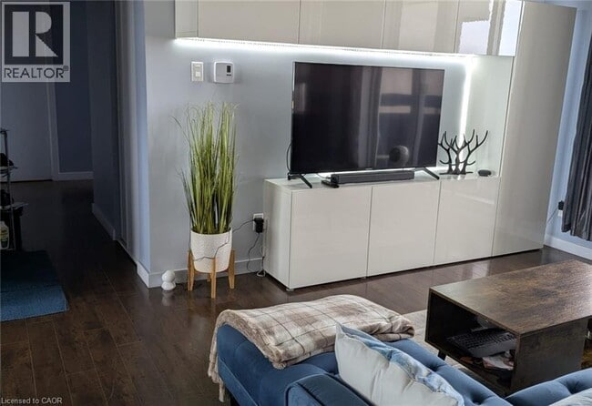 Building Photo - 2020 Jasmine Crescent