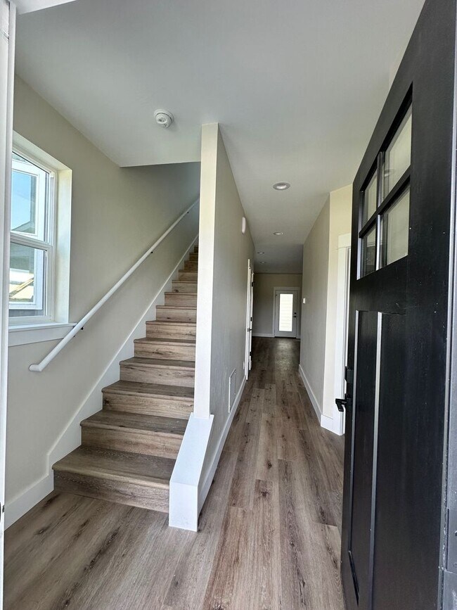 Building Photo - SHE1058