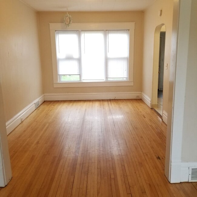 Building Photo - AVAILABLE AUGUST- Beautiful 3 Bed, 1 Bath Home