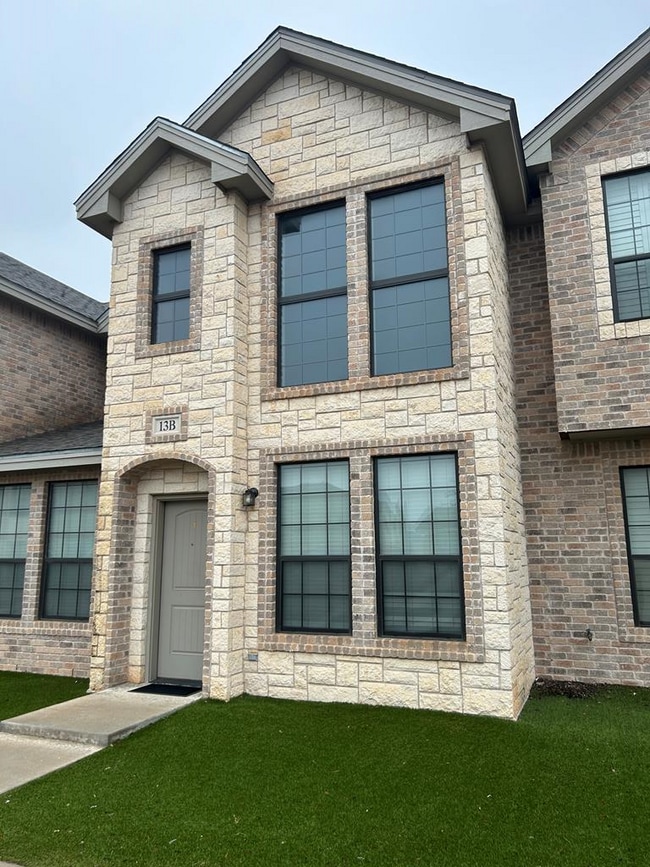 Building Photo - 3001 Pointer Ln