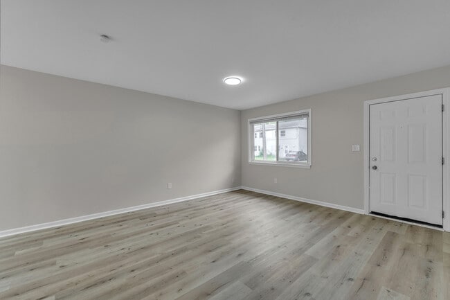 Building Photo - 2331 Deerfield Ct