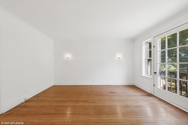 Building Photo - 1117 W Lunt Ave