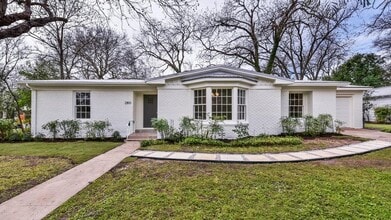 Building Photo - 2801 Perry Ln