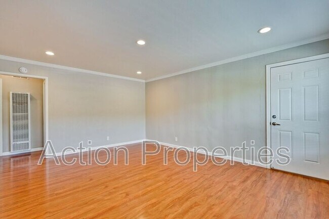 Foto del edificio - 489 Rollins Rd