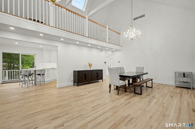 Foto del edificio - 158 Steep Hill Rd