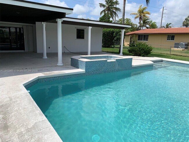 Foto del edificio - 8415 SW 144th St