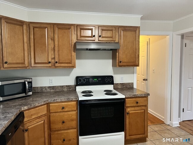 Building Photo - 23 Pinewood Rd