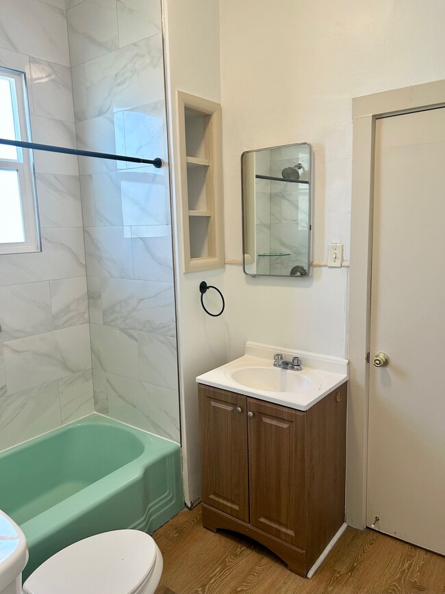 Bathroom - 814 S Jefferson St